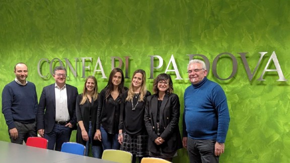 372c7c94 ae69 2372 6ff9 941b8d622e56